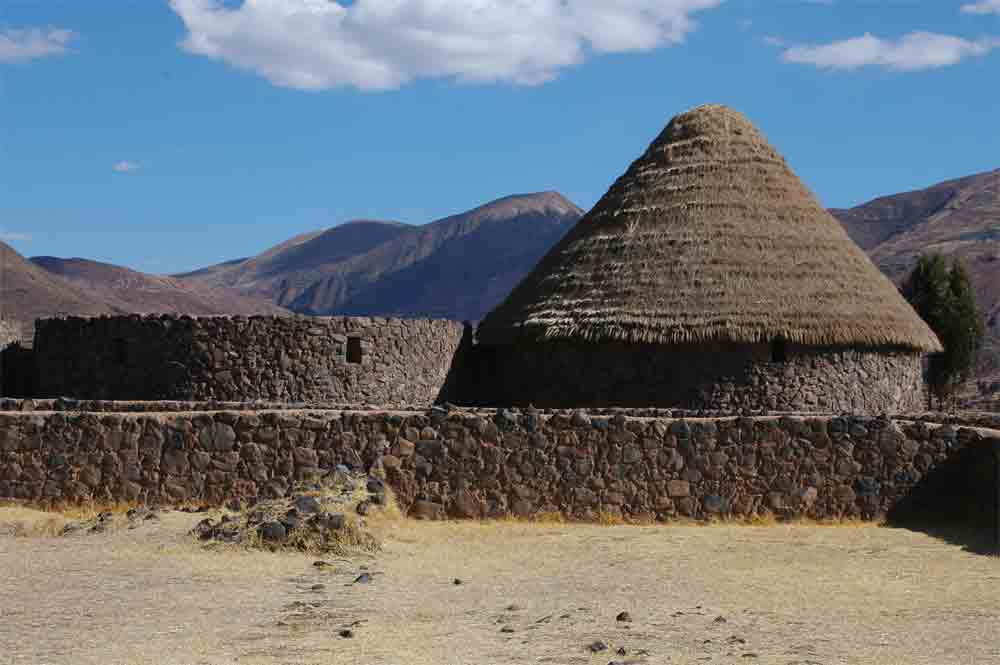 155 - Peru - Raqchi, conjunto arqueologico inca, qolcas